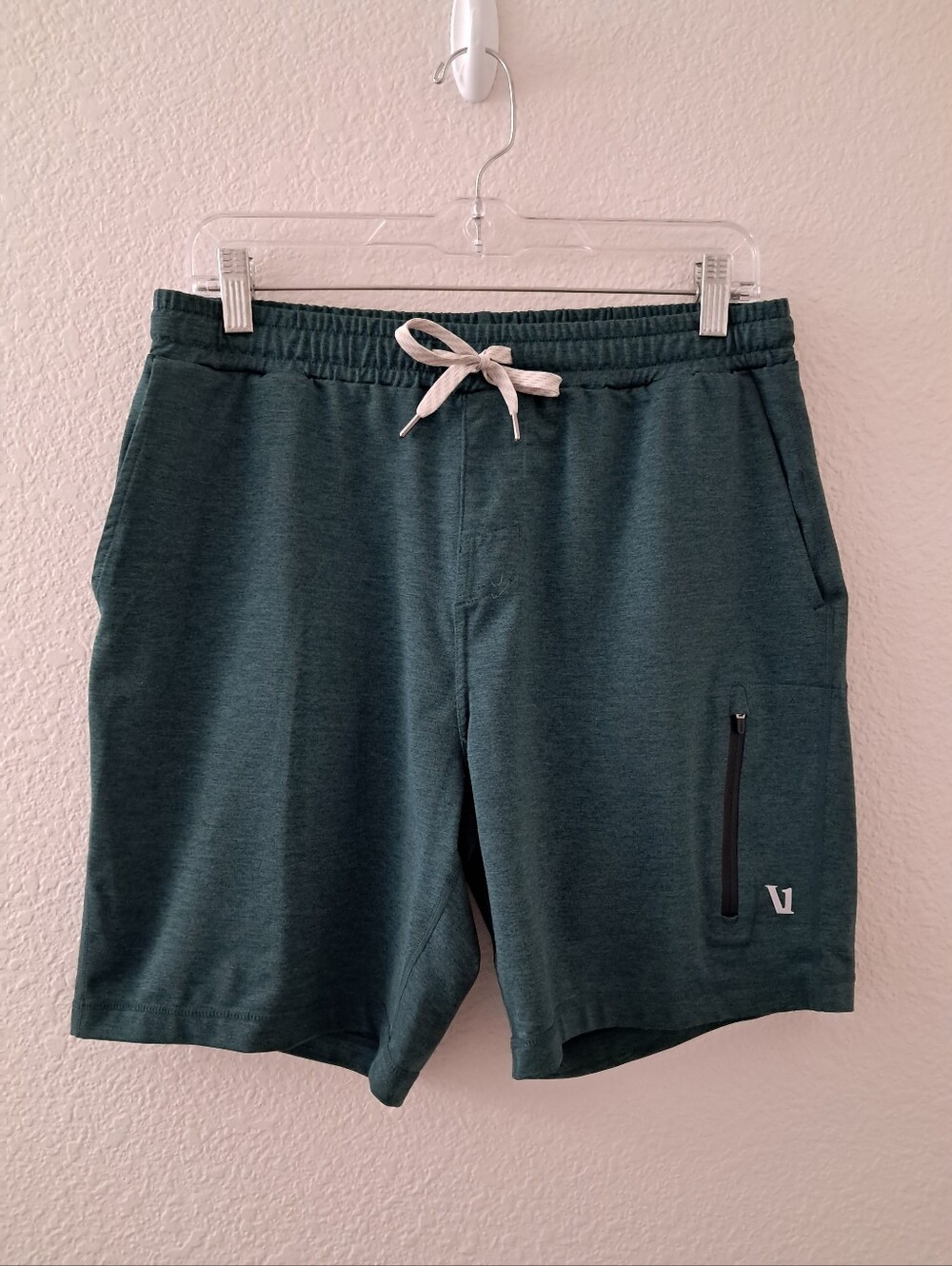 Vuori Sunday Performance Short Men's Size Medium Green Relaxed Fit Zipper Pocket